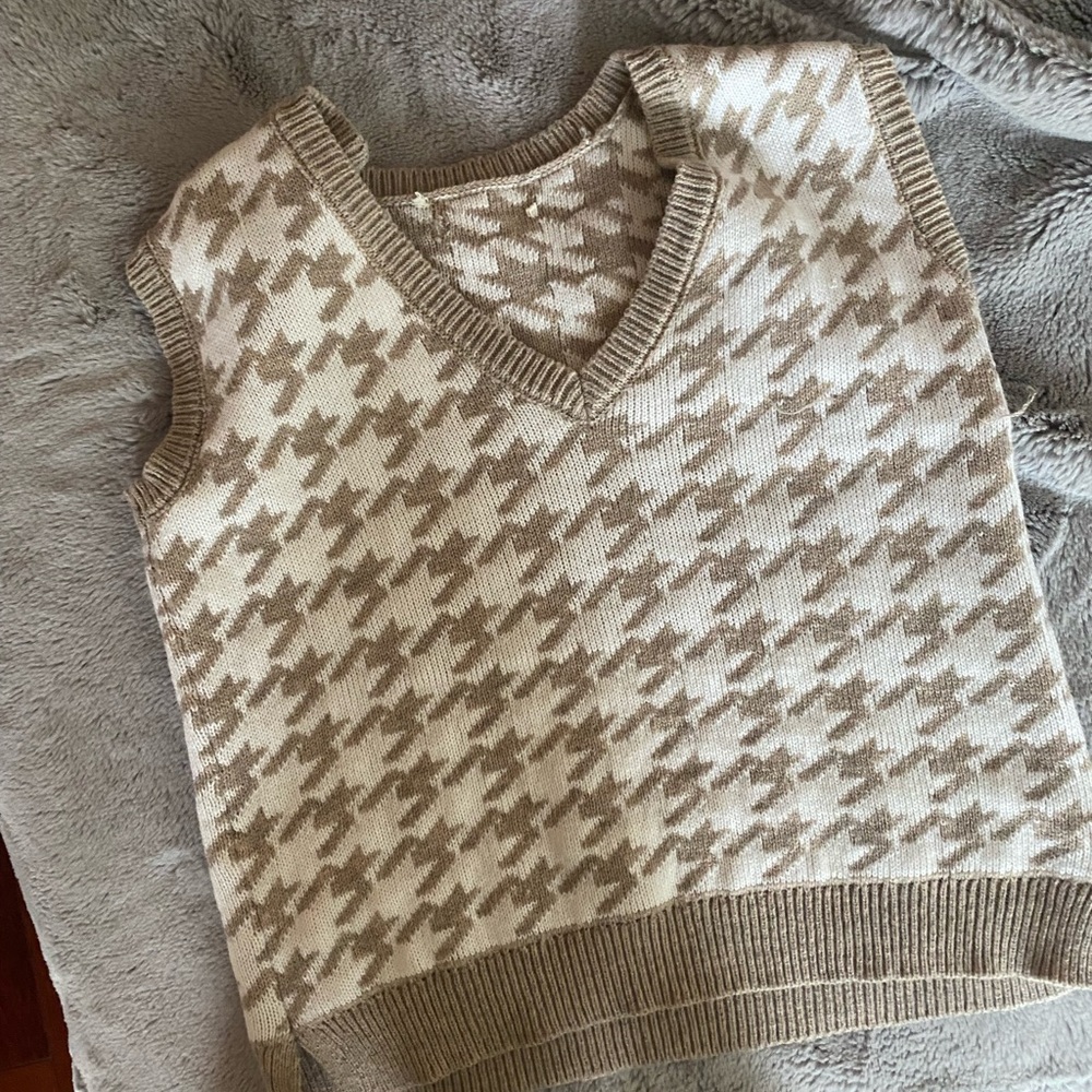 light brown & white loose fit sweater vest v-neck